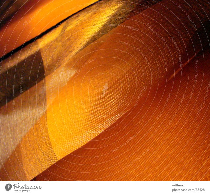 Harmonie und Wärme 1 harmonisch Wohlgefühl Lampe Wohnzimmer Stoff Schal dunkel Freundlichkeit weich gelb Farbe durchscheinend knittern orange Falte Lichtschein