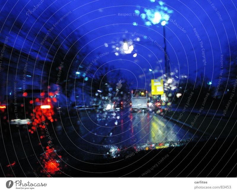 Schichtende Nacht Berufsverkehr Laterne Reflexion & Spiegelung Regen Straße Autofahren Straßenverkehr Nachtfahrt schlechtes Wetter Windschutzscheibe