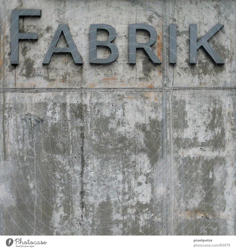 FABRIK Logo Firmenimage firmenintern Kapern Fabrik Beton Mauer massiv Stabilität Buchstaben Typographie Macht Quadrat Wand Arbeit & Erwerbstätigkeit Förderband