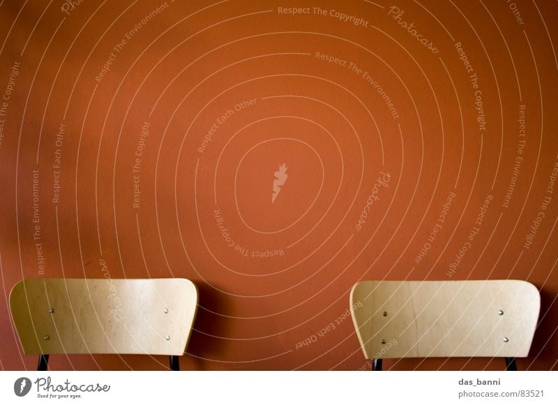 2 stuhl - Raum ist Luxus! Kultur Stuhllehne Präsentation weich dunkel Sessel Holz Stoff Wand Tapete rot Erholung Blick bequem kalt Physik Publikum Premiere