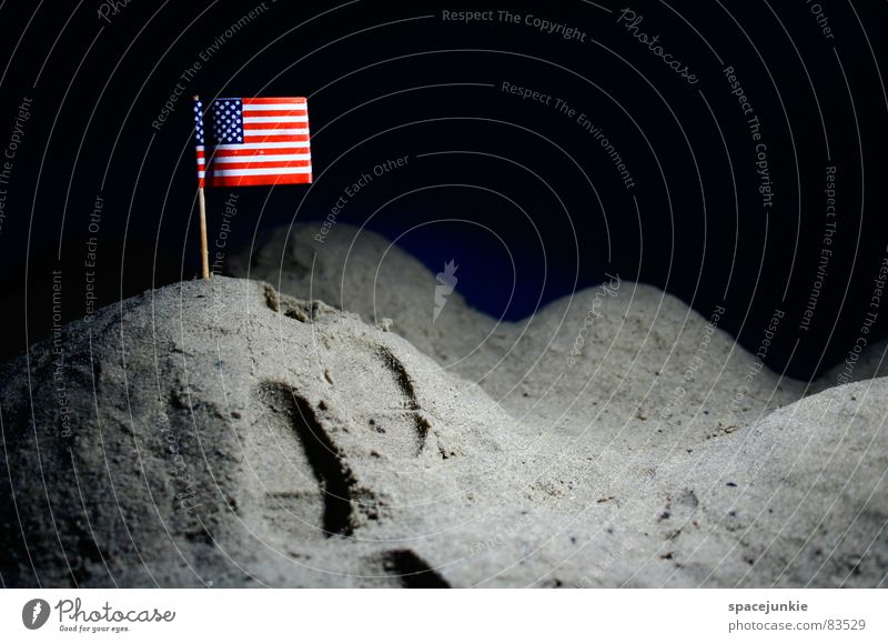 On the moon Mondlandschaft Amerika Fahne Mondlandung Hügel Vulkankrater dunkel Fußspur Astronaut USA aufschütten Freude Weltall amerikanische Flagge Spuren