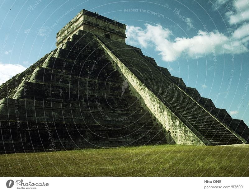 Die Stufen Gottes Inka Tempel Kultur Stufen-Pyramide fortgeschritten unantastbar ehrwürdig Südamerika Froschperspektive Wiese Gras heilig Ruine antik mystisch