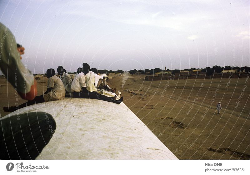 Dachwärts Zugdach schwarz voll überladen Eisenbahn fahren Mann Rückansicht Äthiopien Armut eng Afrika überfüllt Bergkette Gefolgsleute Ödland beige warten