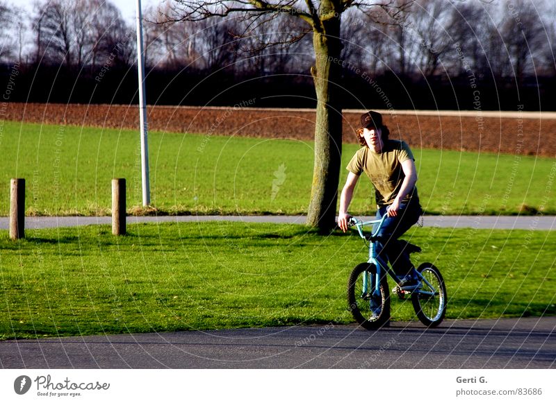 BMXer Pfosten Fahrer Fahrrad Junger Mann maskulin Erholung Freestyle Trick Freizeit & Hobby Hand Finger Gras Wiese Feld Fahnenmast Sportpark Platz ruhig