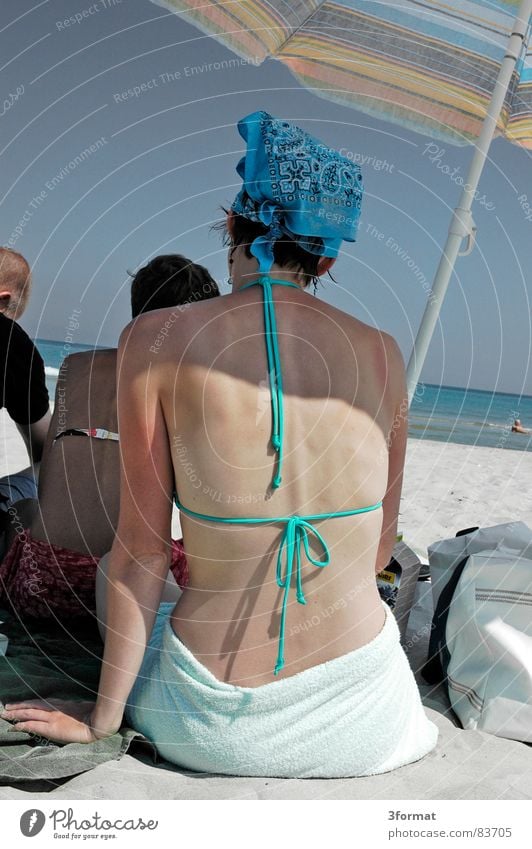 sonnenschirm See Kopftuch Bikini Frau Meer Strand türkis Rügen Ferien & Urlaub & Reisen vertraut Physik ruhig Rascheln Horizont Junge Frau Sonnenschirm