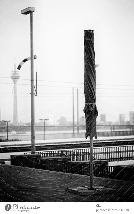 schönste stadt am rhein Himmel Stadt Platz Brücke Sehenswürdigkeit Rheinturm Sonnenschirm Düsseldorf Schwarzweißfoto Außenaufnahme Menschenleer Tag