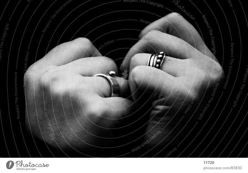 Unendlichkeit Hand Finger festhalten heizen kalt Intuition Winter Vertrauen Schwarzweißfoto Frau zuhalten zuknöpfen Kreis