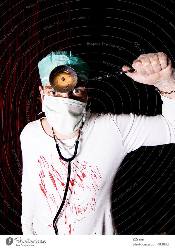 doctor "kuddl" - crazy Säge Arzt Chirurg Chirurgie Krankenhaus Operation Lampe Mundschutz Stirn verrückt durchdrehen stehen Porträt man verückt hanschuhe
