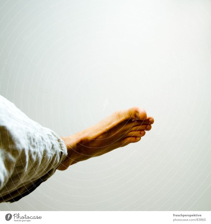 Füsse (einer) Zehen Barfuß gehen stehen Schweben bodenständig abgehoben reich unbestimmt Mann Fuß füesse bluttfuess -) fliegen einbeinig auf grossem fuss