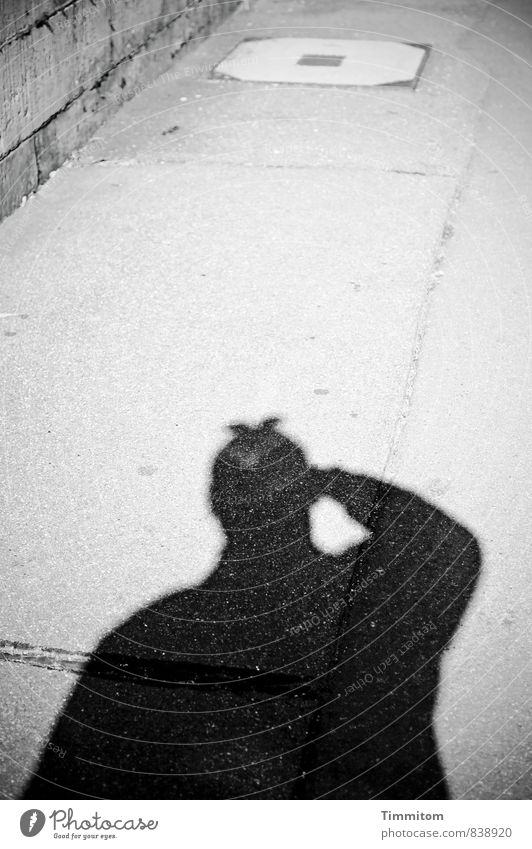 Ich war ein Schatten meiner selbst. 1 Mensch Mauer Wand Bürgersteig Gully Silhouette Linie Stein Beton gehen Blick ästhetisch dunkel authentisch einfach grau