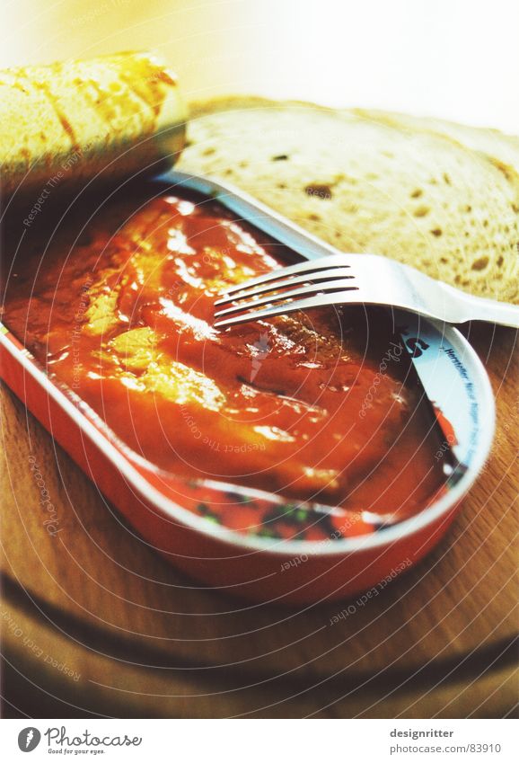 Studentenfutter Fischkonserve Dose Schneidebrett lecker Ekel Abendessen Büchse Konservendose Besteck Ernährung Mischbrot tomatensauce tomatensoße