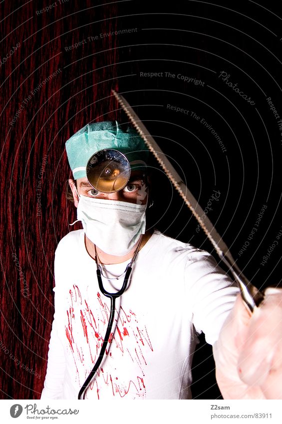 doctor "kuddl" crazy II Säge Arzt Chirurg Chirurgie Krankenhaus Operation Lampe Mundschutz Stirn verrückt durchdrehen stehen Porträt man verückt hanschuhe
