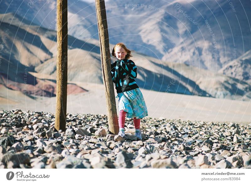 Steinwüste mit Mädchen Kind Marokko Steppe Afrika Berge u. Gebirge Ferne