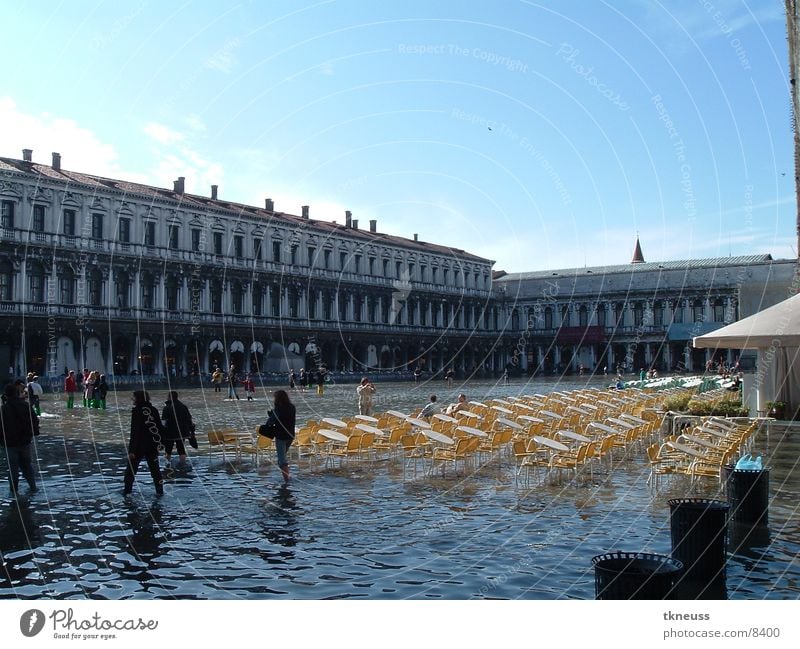 unter Wasser Markusplatz Venedig Unterwasseraufnahme überschwemmt Haus historisch Italien Gebäude San Marco Basilica Europa Gartenmöbel Mensch Blauer Himmel Dom