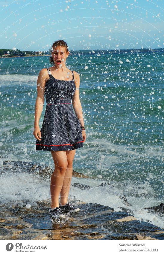 Chrissi Sommer Sommerurlaub Sonne Sonnenbad Strand Meer Wellen feminin Junge Frau Jugendliche 1 Mensch 13-18 Jahre Kind Landschaft Urelemente Luft Wasser