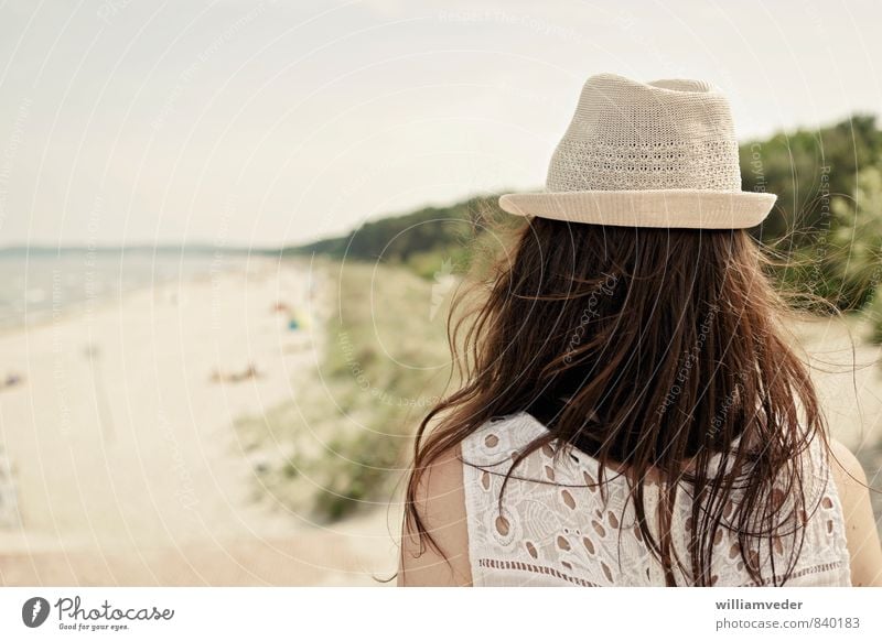 Madchen Von Hinten Mit Hut Vor Strandpanorama Ein Lizenzfreies Stock Foto Von Photocase