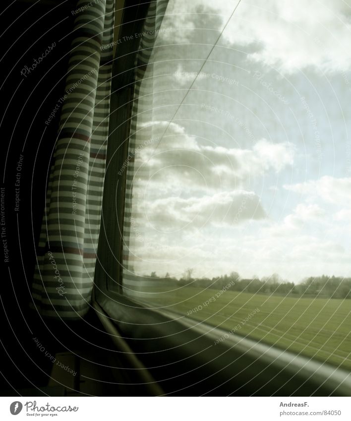 im Zug Bahnfahren Eisenbahn Ferien & Urlaub & Reisen träumen verträumt schlafen Denken Fenster dreckig Vorhang Gardine Sehnsucht Geschwindigkeit Schnellzug
