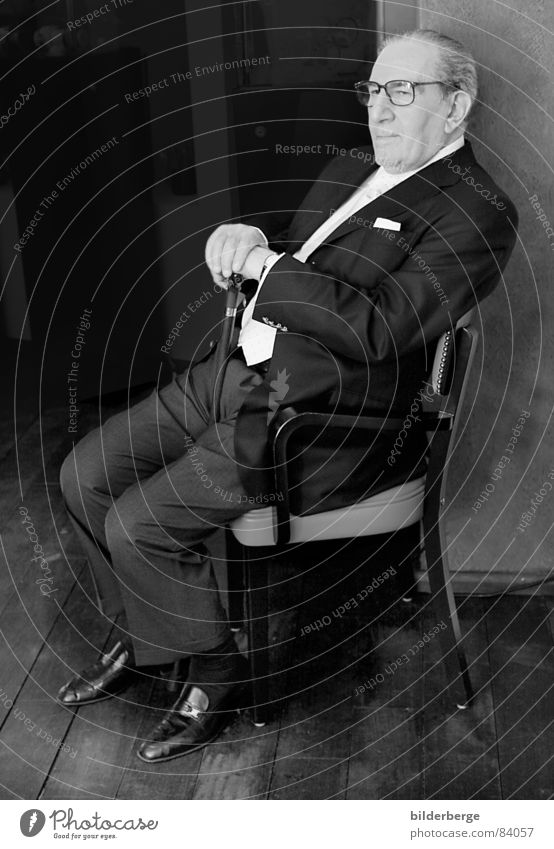 Don Vito Schwarzweißfoto Porträt Glas Stuhl Mann Erwachsene Nase Mund Hemd Anzug Krawatte Brille Sonnenbrille Schuhe beobachten grau schwarz Vertrauen Angst