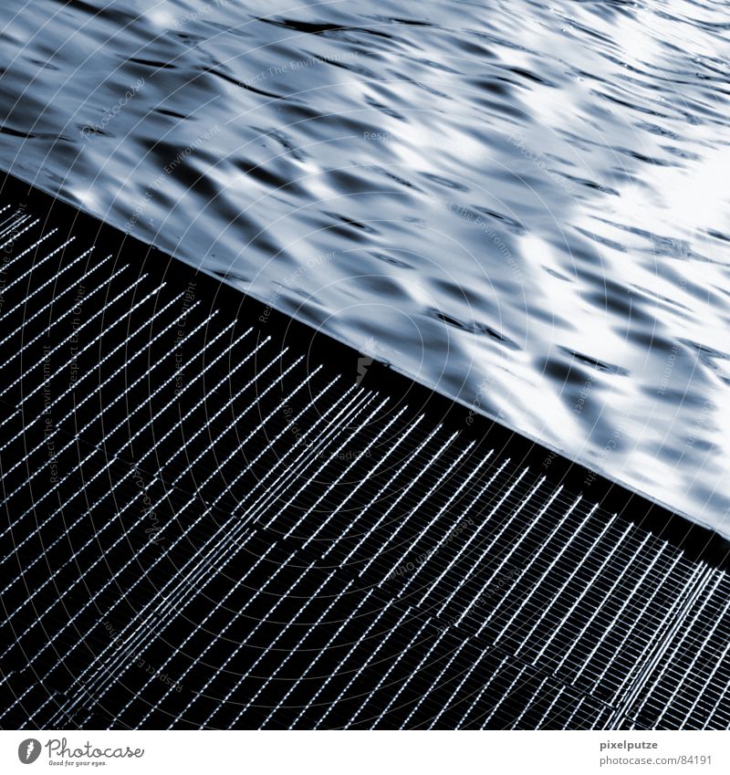abfluss blitzen penibel Neckar untergehen Absturz Wellen Flüssigkeit nass feucht Steg Quadrat grau schwarz harmonisch ankern Stuttgart Abfluss Bach Elektrizität