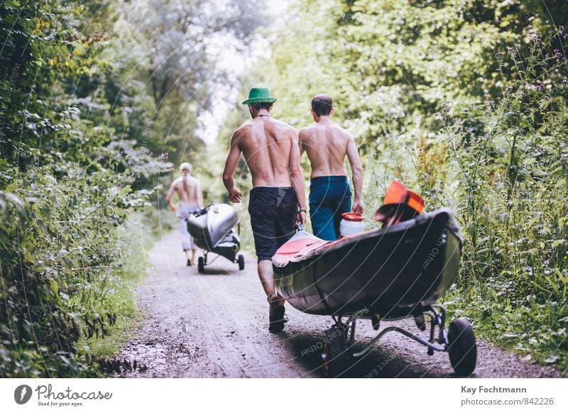 Zwei Männer ziehen ein Kajak zum Wasser durch den Wald Lifestyle Leben Freizeit & Hobby Ferien & Urlaub & Reisen Tourismus Ausflug Freiheit Sommer Sommerurlaub