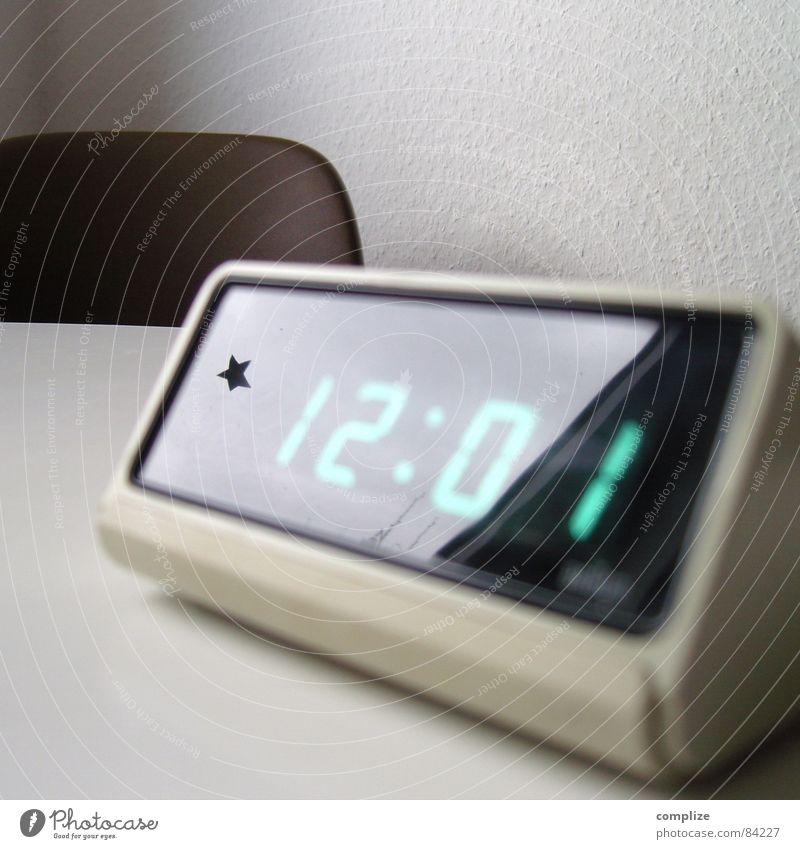 *12:01 LED Wecker Uhr aus den 70er Jahren Design Ziffern & Zahlen Digitaluhr Siebziger Jahre Mittag Digitalfotografie Leuchtdiode Anzeige retro Zeit