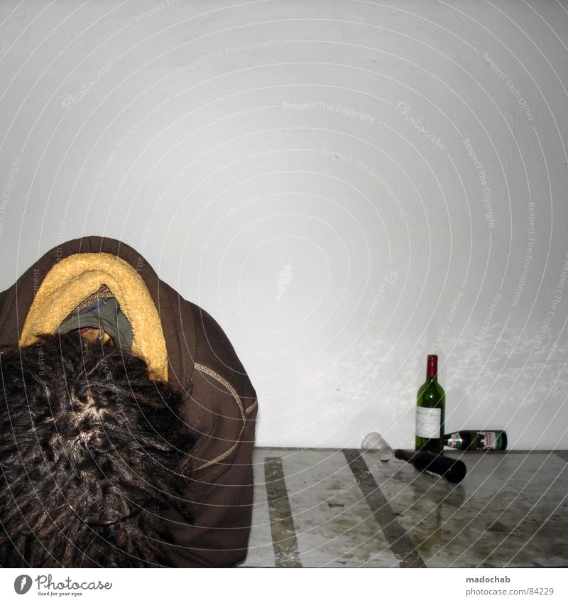 Junger Mann alkoholisiert im Delirium im Club nach dem Kosum von Wein und Bier Rauschmittel Missbrauch Überdosis Bewusstseinsstörung Alkoholisiert Frustration