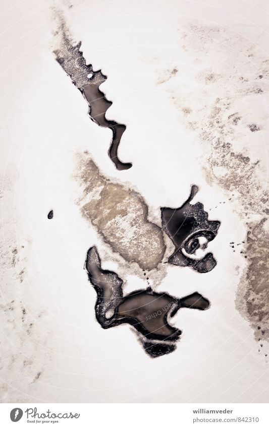 Offene Strukturen auf einer Eisfläche Winter Schnee Winterurlaub Wasser schlechtes Wetter Fluss Düna Riga Lettland Europa kalt kaputt trist braun schwarz weiß