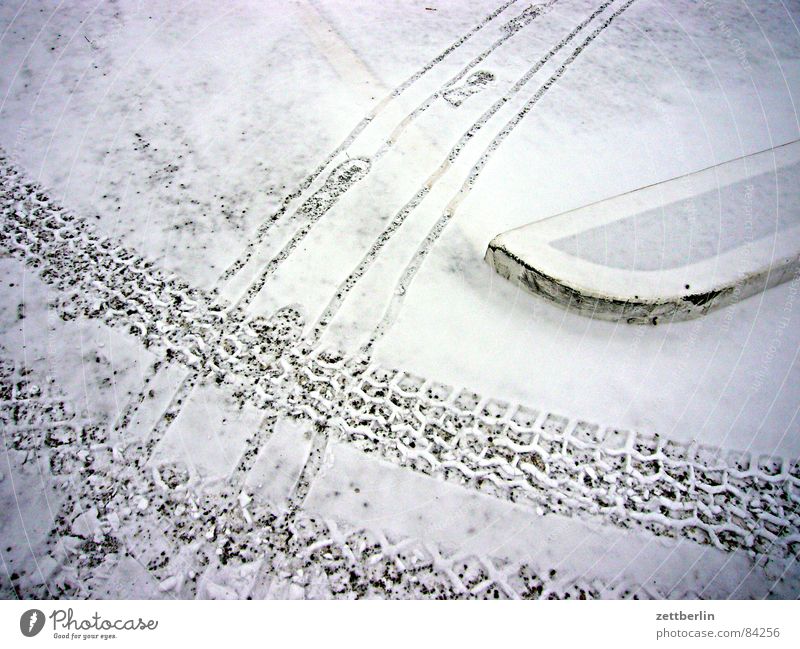 Schnee Standheizung Fußspur Schneedecke Schneeflocke Winterdienst Streusand Streusalz Parkplatz Verkehr Landeplatz Abstellplatz Split Schneeschmelze Kies