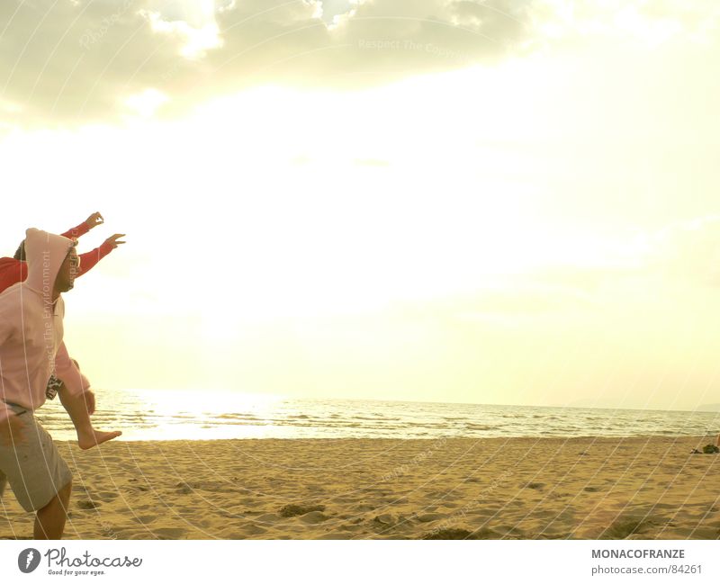 ab in den Süden Sommer Strand springen toben Kapuzenpullover Pullover Meer Sonnenuntergang hüpfen Italien Freude Abend Badestelle Lust Spaßvogel Lebensfreude