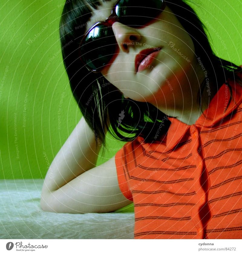Farbe bekennen Sonnenbrille Pornobrille dunkel Glas Stil Brille Coolness Gefühle Tisch grün rot Frau aufstützen Haare & Frisuren Accessoire entdecken Erholung