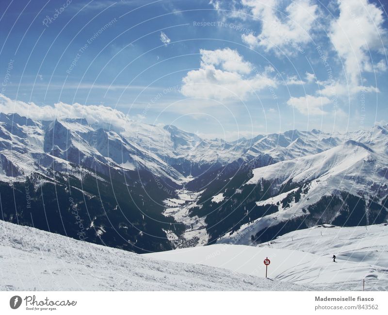 Verschneite Bergwelt und Skipiste Winter Schnee Winterurlaub Berge u. Gebirge Wintersport Skifahren Schönes Wetter Schneebedeckte Gipfel gigantisch