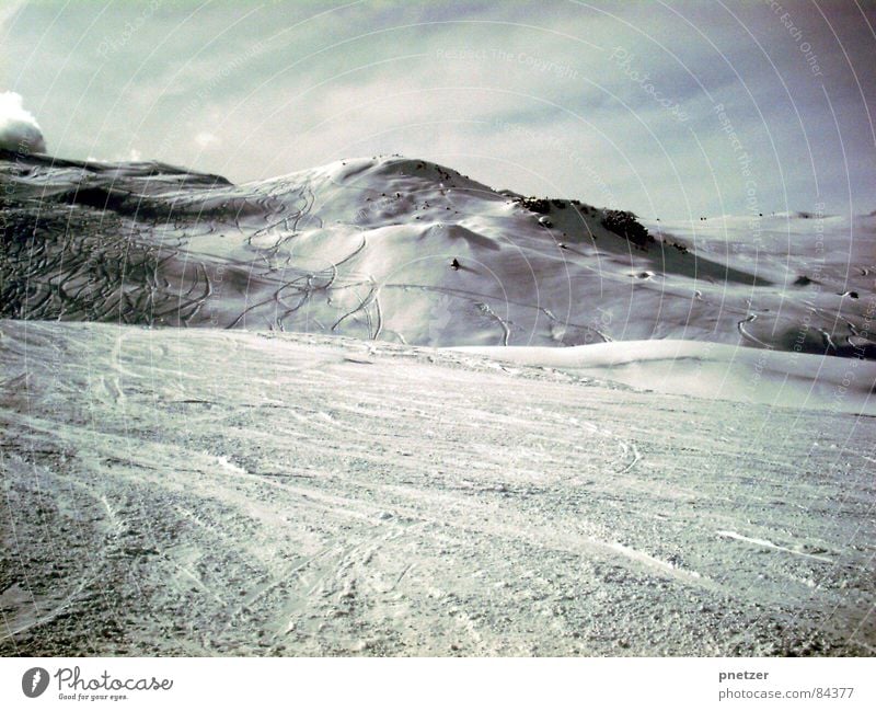 Schwarzer Schnee Schneelandschaft kalt Italien Winter weiß farbneutral Berge u. Gebirge Frost Schwarzweißfoto Schneedecke Schneebedeckte Gipfel
