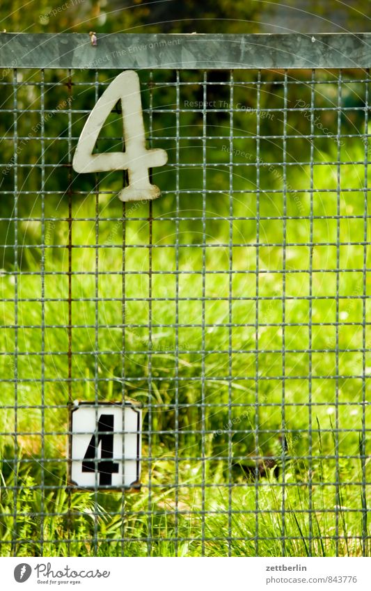 44 Berlin Garten Schrebergarten Kleingartenkolonie Stadt Vorstadt Ziffern & Zahlen Hausnummer Zaun Maschendrahtzaun Nachbar Grenze paarweise Gras Wiese grün