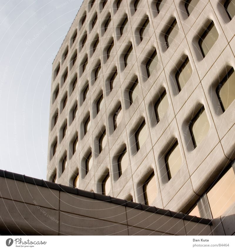 Die Verurteilten majestätisch Achtziger Jahre ruhig Strukturen & Formen Fassade Fenster grau Siebziger Jahre Gebäudereiniger modern Perspektive Himmel
