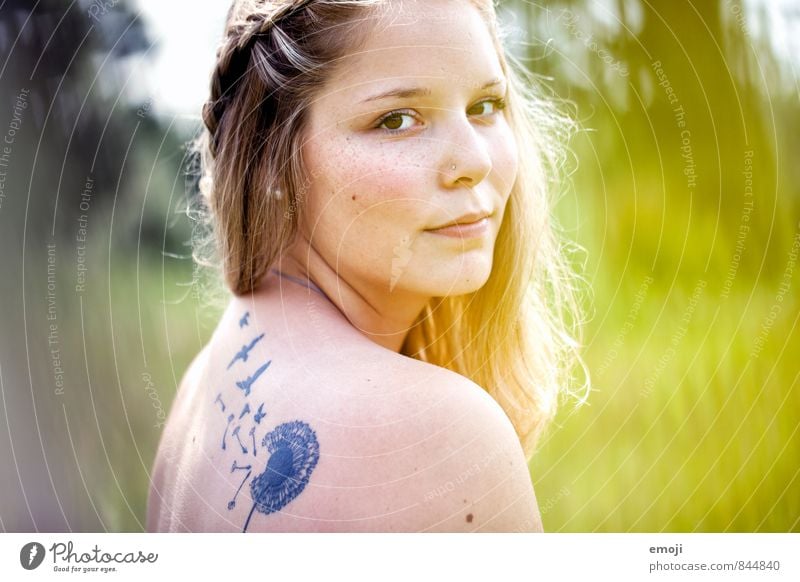 fly feminin Junge Frau Jugendliche Gesicht 1 Mensch 18-30 Jahre Erwachsene schön einzigartig Tattoo Akt sommerlich natürlich Farbfoto mehrfarbig Außenaufnahme