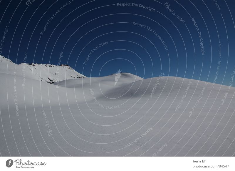 alpine Schneehügel Wölbung Hügel rund kalt unberührt Einsamkeit Wildnis Himmel weiß Eis Winter Schönes Wetter ursprünglich Berge u. Gebirge Klarheit hügelig