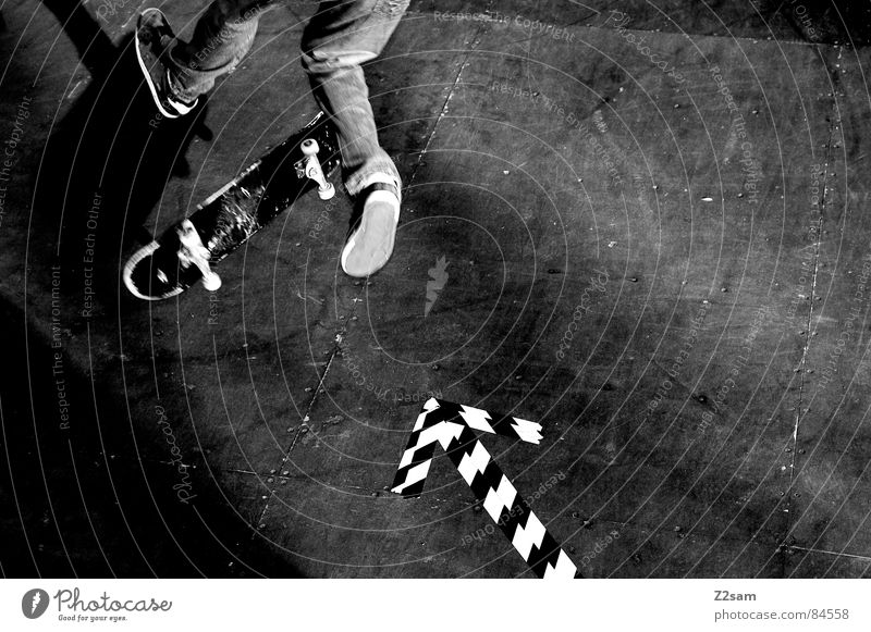arrow - 360 Flip Halfpipe gestreift Muster Holz springen Aktion Sport Skateboarding Stil lässig Salto Funsport geklebt Pfeil Ollie Parkdeck sportlich Bewegung
