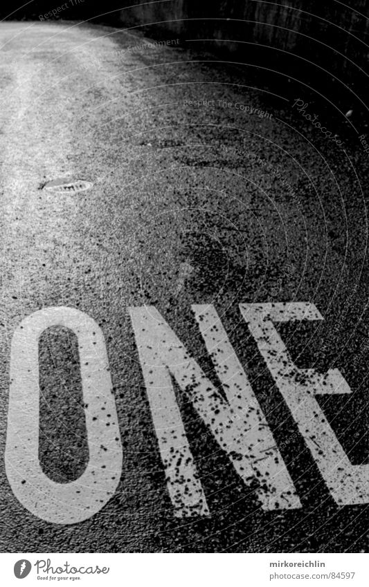 ONE 1 Zone dunkel Buchstaben weiß Licht Erfolg groß klein Verlierer 2 Geschwindigkeit Verkehrswege Straße Schwarzweißfoto Stein Ziel goal target Kurve Leben