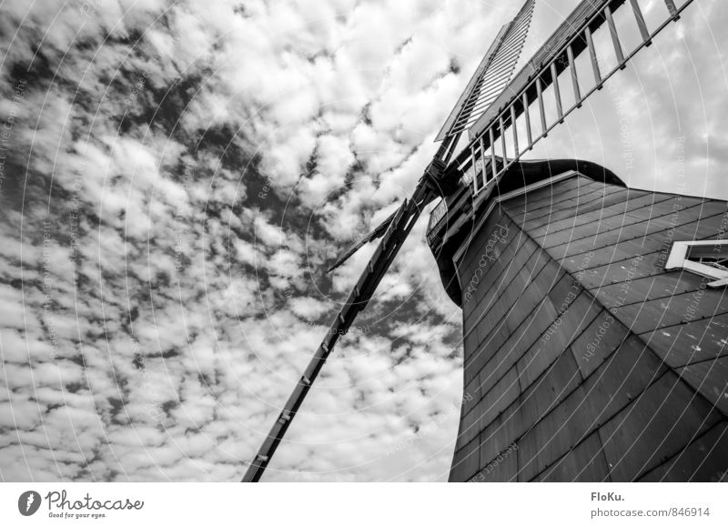 dramatische Mühle Natur Himmel Wolken Wetter bedrohlich dunkel Windmühlenflügel Windrad Schwarzweißfoto Außenaufnahme Menschenleer Tag