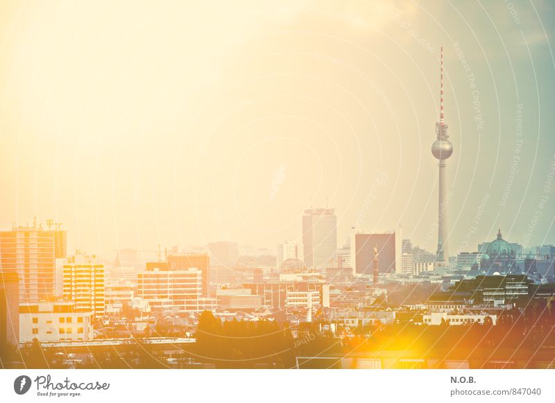 Berlin leuchtet Hauptstadt Stadtzentrum Menschenleer Haus Hochhaus Dom Berliner Fernsehturm Siegessäule Oberpfarrkirche zu Berlin entdecken außergewöhnlich