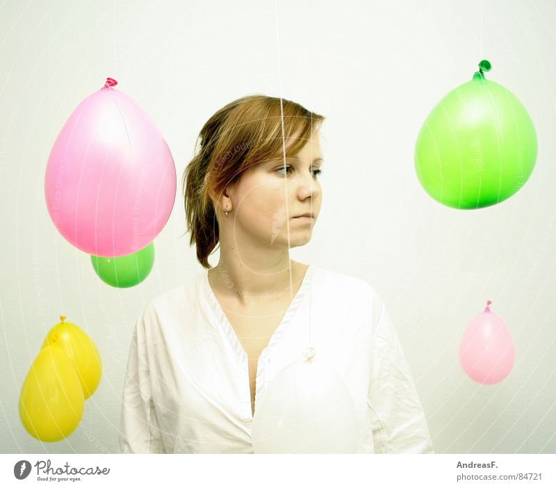 Wunderwelt IV Luftballon mehrfarbig weiß Frau Porträt staunen blasen erstaunt Spielen Rauschmittel verrückt Zopf rein Alkoholisiert Neugier Blick Märchen