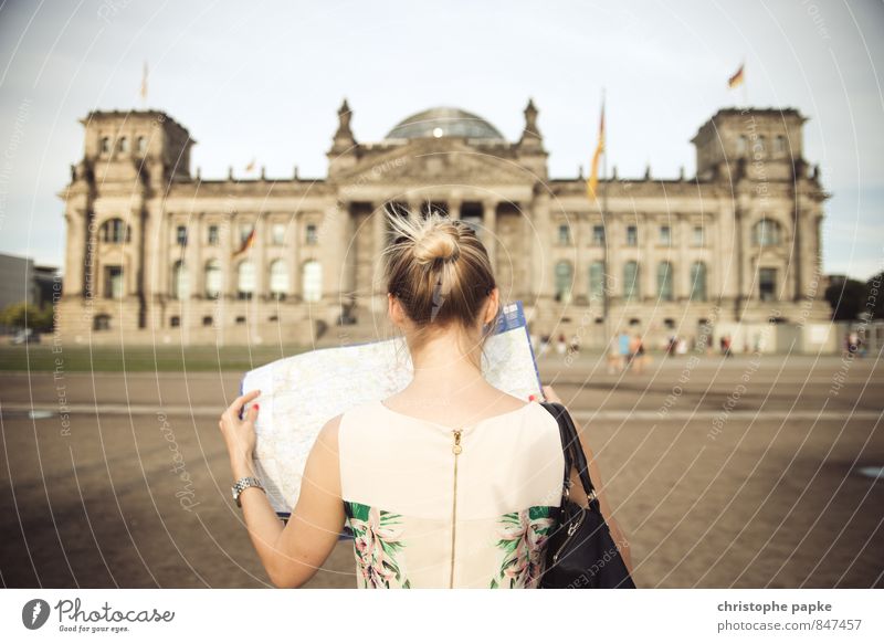 blonde Frau blickt auf Stadtplan von Berlin vor dem Reichstag Deutscher Bundestag Junge Frau Hauptstadt Städtereise Sehenswürdigkeit Sightseeing Gebäude Bauwerk