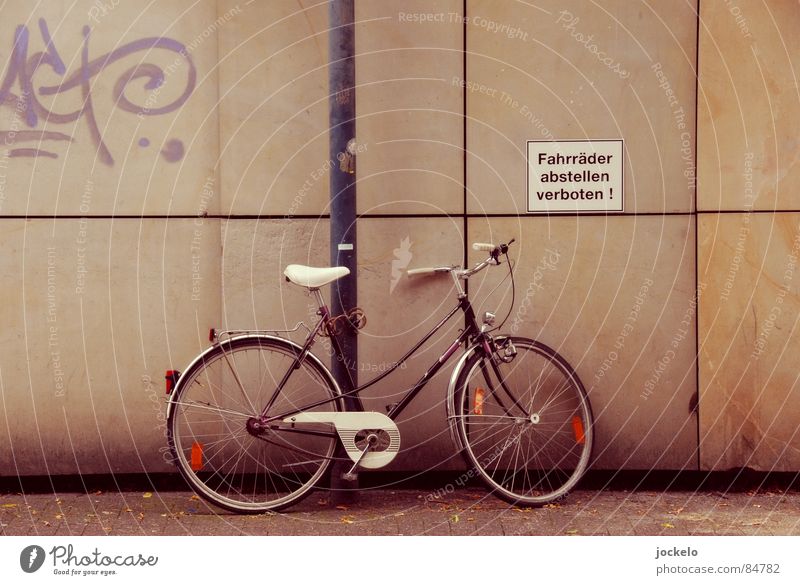 Rules And Regulations Freizeit & Hobby Fahrrad Hinweisschild Warnschild Graffiti dreckig Verbote Regelung Gesetze und Verordnungen Wand Schlechte Laune