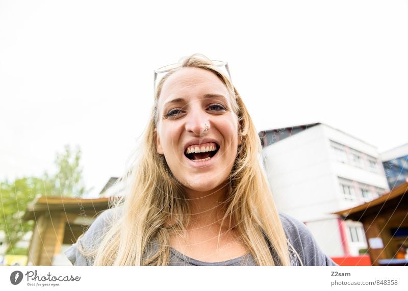 Sonnenschein Lifestyle Stil Fahrradfahren androgyn Junge Frau Jugendliche 18-30 Jahre Erwachsene T-Shirt Piercing Sonnenbrille rothaarig langhaarig Lächeln