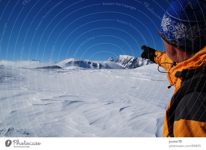 Der Bergführer Handschuhe Mütze kalt langsam Jacke Österreich Winter Berge u. Gebirge Bergsteigen Schnee Blauer Himmel orange Freiheit Natur Wind Glück