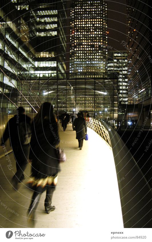 Nachtschicht Canary Wharf London Fußgänger Hochhaus Eile Brücke modern Beleuchtung Bewegung