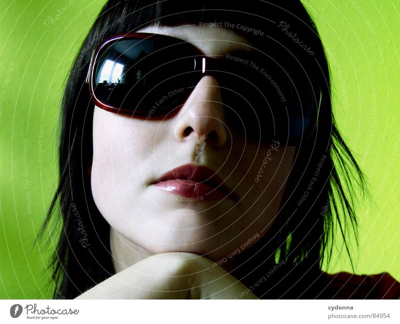 Farbe bekennen V Sonnenbrille Pornobrille dunkel Glas Stil Brille Coolness Gefühle Tisch grün rot aufstützen Haare & Frisuren Accessoire entdecken Erholung