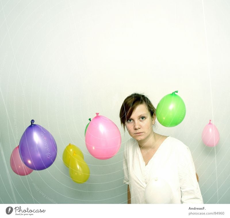 between balloons Luftballon mehrfarbig weiß Frau Porträt staunen erstaunt ernst Farbe Blick High Key hell Vor hellem Hintergrund Textfreiraum oben