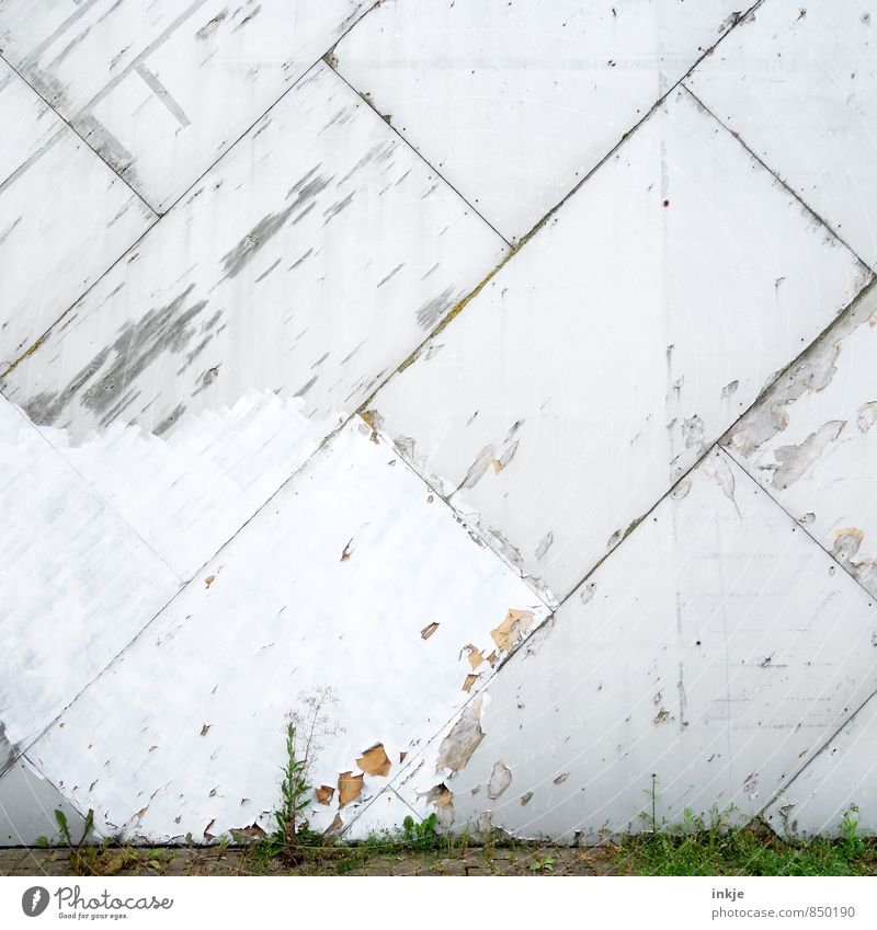 häßliches Fleckchen Menschenleer Mauer Wand Fassade Wandtäfelung Silikat-Mineral Linie Plattenbau diagonal Neigung alt kaputt Umwelt Stadt Verfall