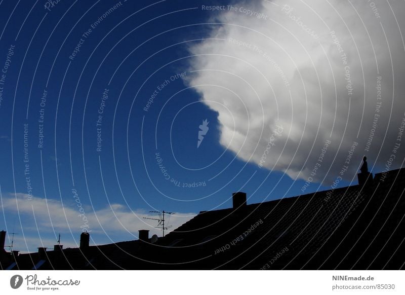 bedrohlicher Wattebausch I Dach Wolken schwarz Antenne himmelblau Unwetter weich weiß grau Außenaufnahme Karlsruhe spontan Naturgewalt Wetterdienst Himmel